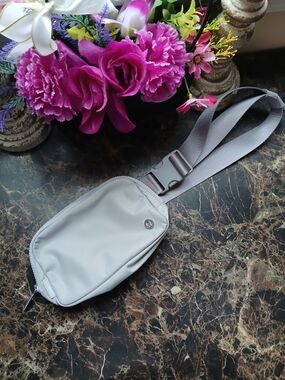 Lululemon Everywere Belt/Crossbody Lifestyle/Athletic Bag Unisex